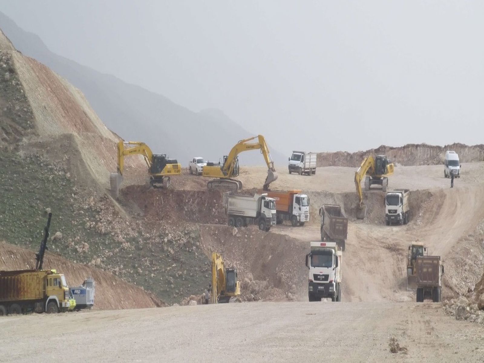 Batman-Hasankeyf-Gerc&uuml;ş-Midyat Yolu Km: 20+000-39+005 Arası Toprak İşleri, Sanat Yapıları, Plentmiks Alttemel, Plentmiks Temel, Bit&uuml;ml&uuml; Temel, Binder, Aşınma Tabakası, Aydınlatma İşleri Ve Otokorkuluk Yapılması Yapım İşi