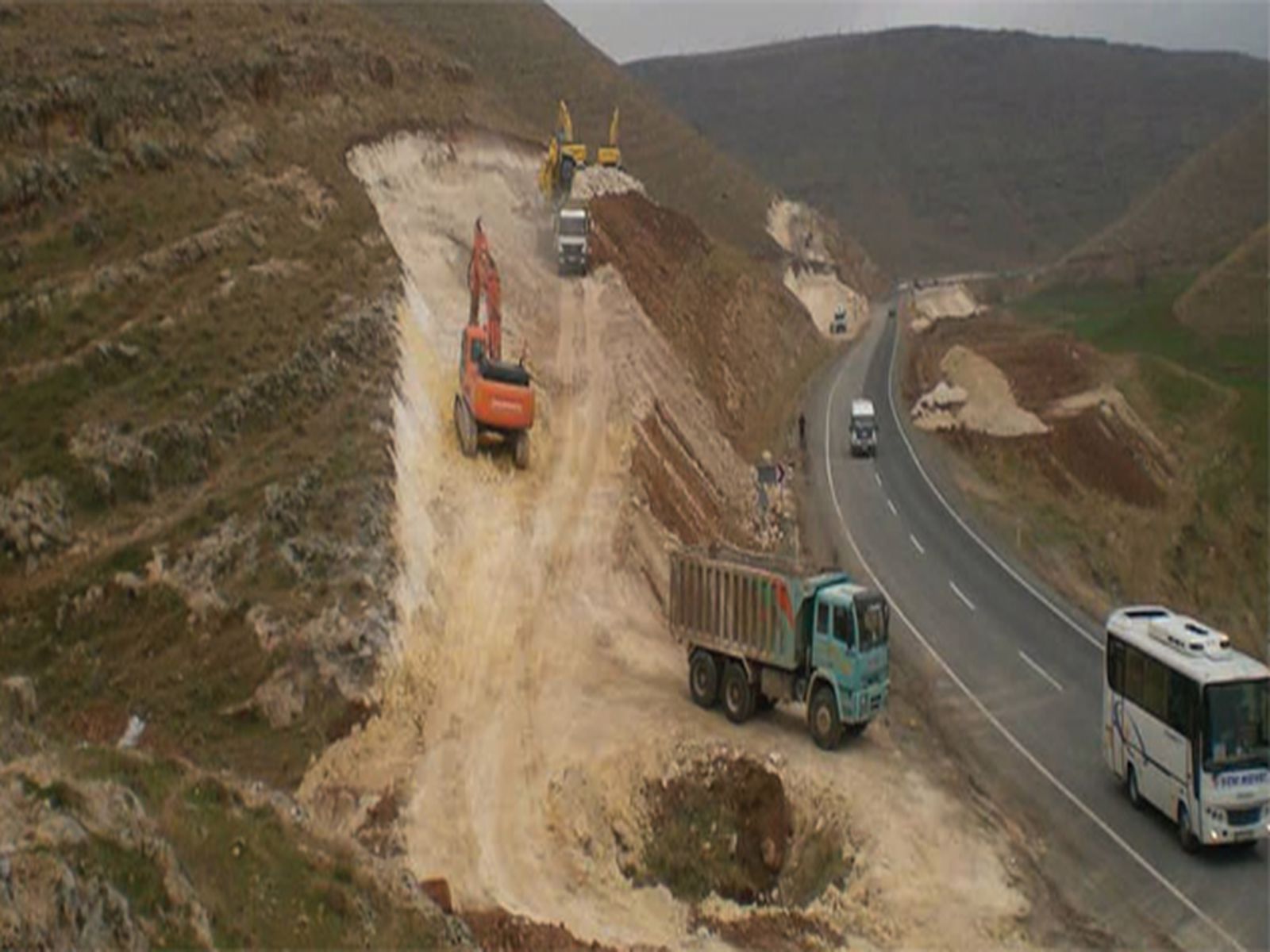 Diyarbakır-Mardin Yolu Km:4+300-75+000 Arası Toprak İşleri, Sanat Yapıları Ve &Uuml;st Yapı Yapım İşi