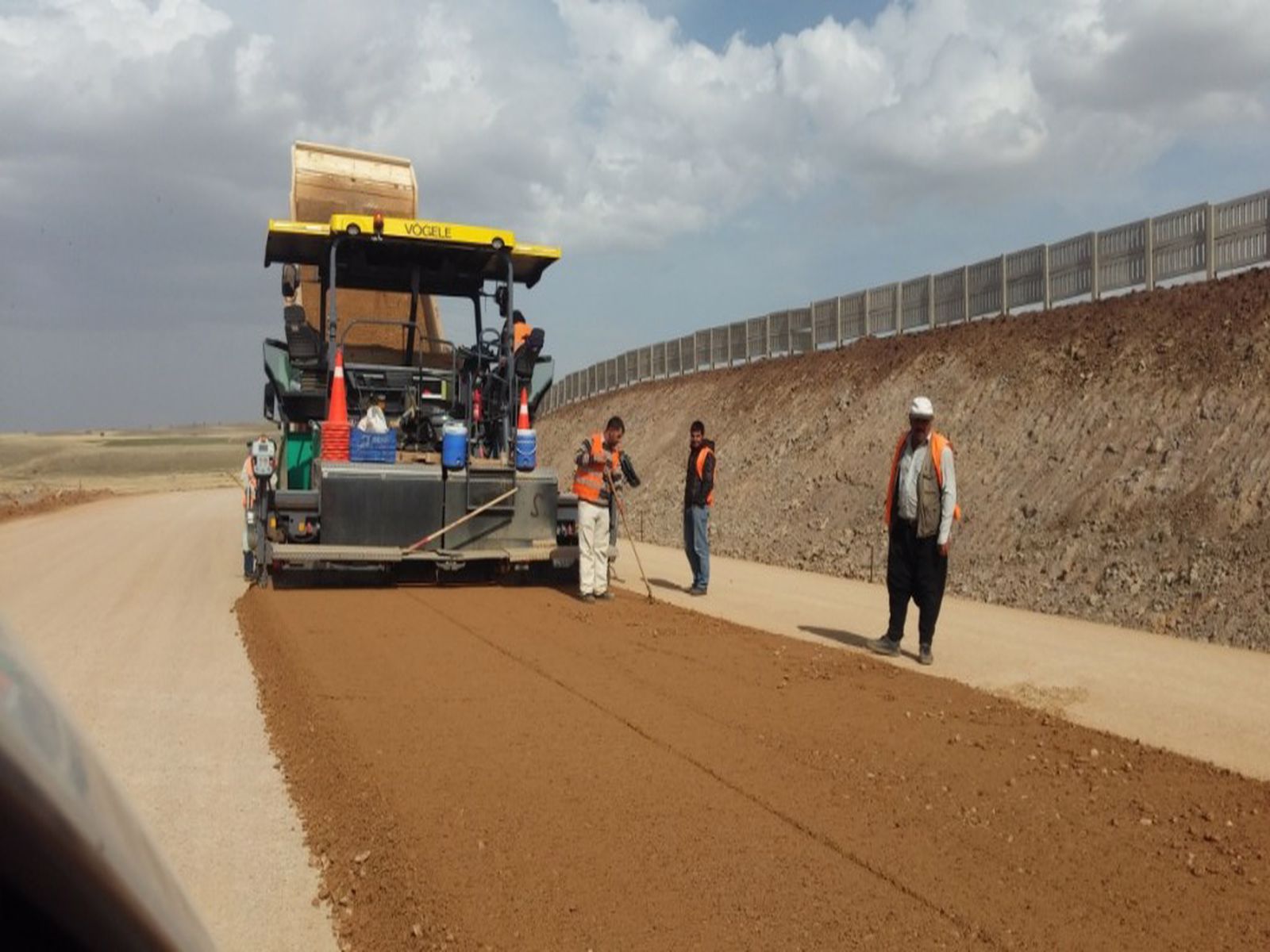 Kangal-&Ccedil;etinkaya Ayr. &ndash; Divriği yolu km: 25+540 &ndash; 76+920,29 arası toprak işleri, sanat yapıları, &uuml;st yapı işleri ile enerji nakli hattı deplasesi ve oto korkuluk işleri yapılması işi